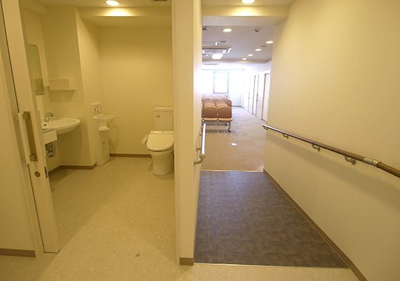 車椅子の方でも安心して通院できるように、トイレも全てバリアフリー設計です。